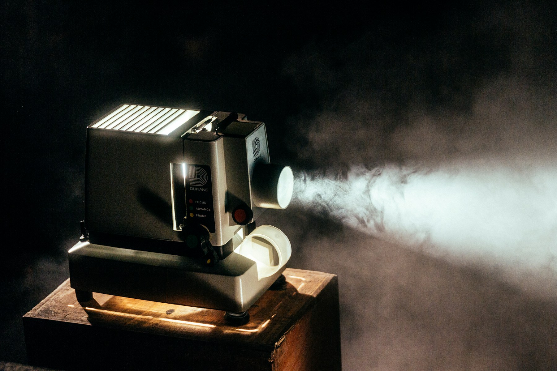 Luz de cine atravesando una sala oscura