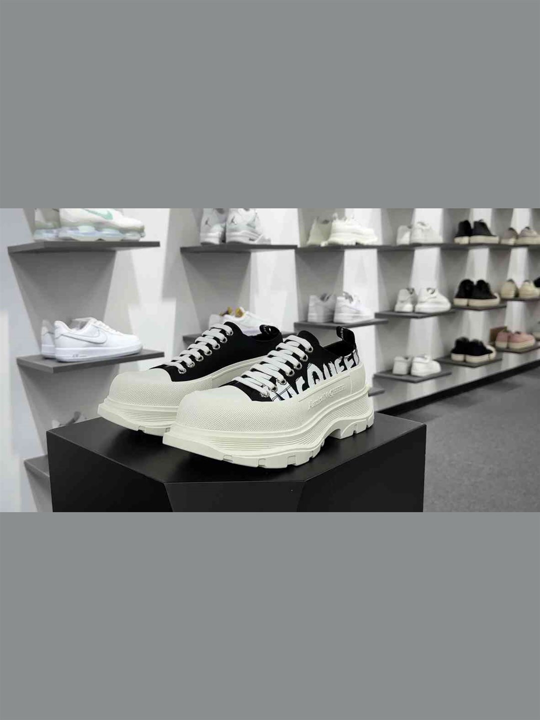 Alexander McQueen Chunky TreAdidasSlick Low Sneakers Tread Sole Series Chunky Canvas Sneakers Size: 35-44 Code: xy569866