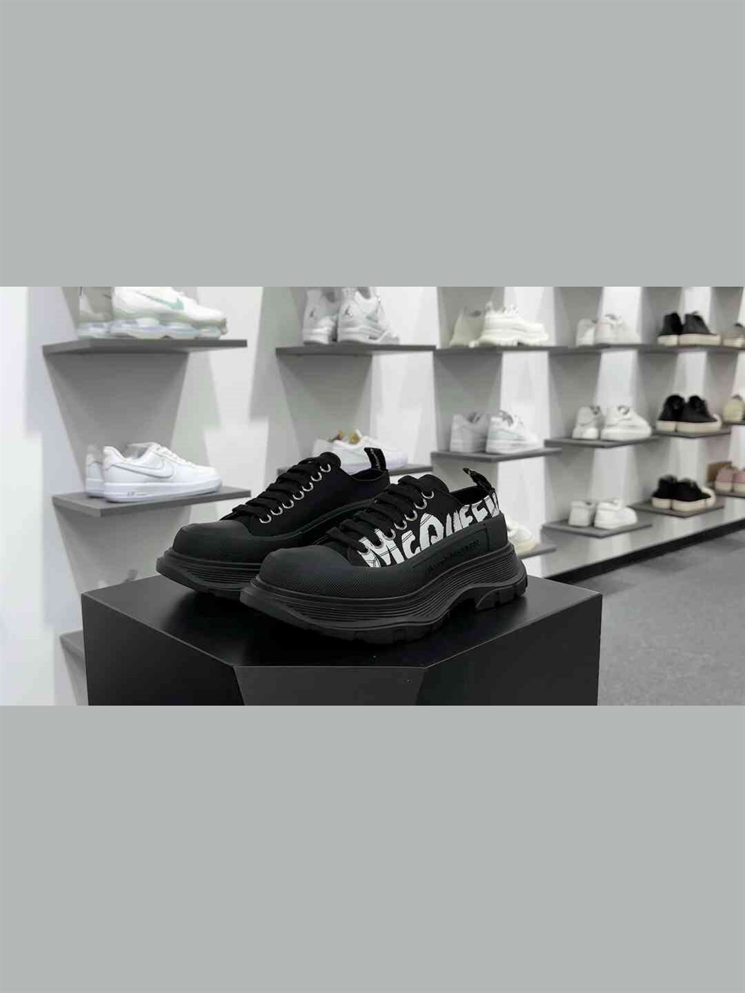 Alexander McQueen Chunky TreAdidasSlick Low Sneakers Chunky Canvas Sneakers Size: 35-44 Code: xy569866
